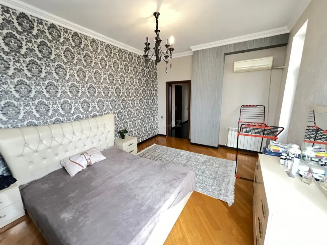 Satılır 3 otaqlı mənzil 147 m²