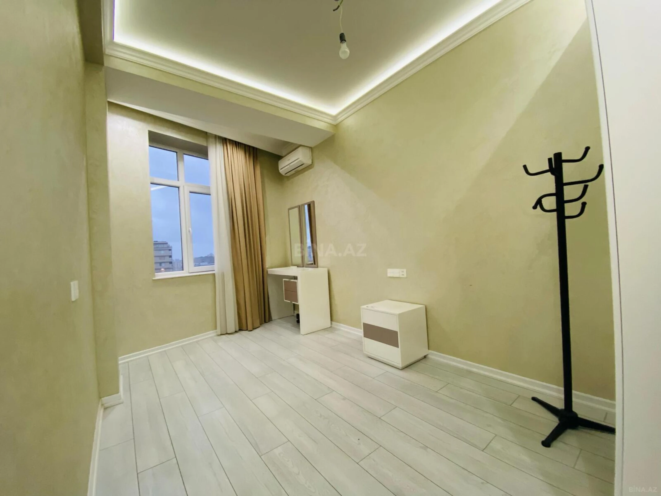Satılır 3 otaqlı mənzil 130 m²