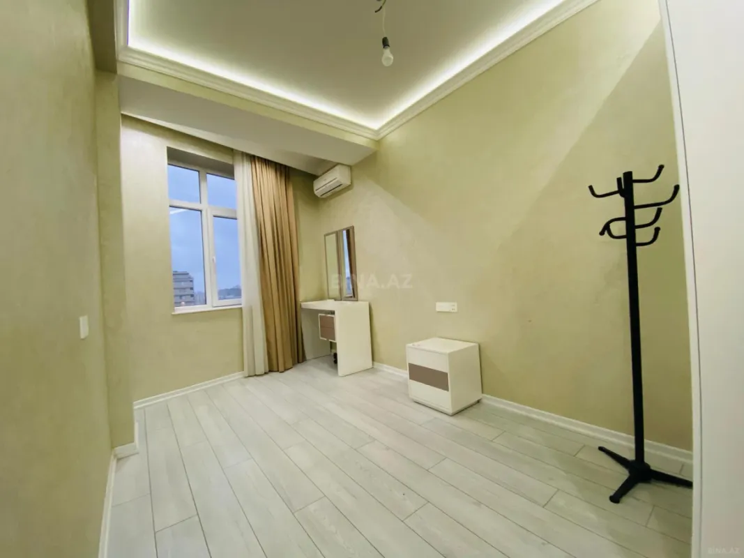 Satılır 3 otaqlı mənzil 130 m²
