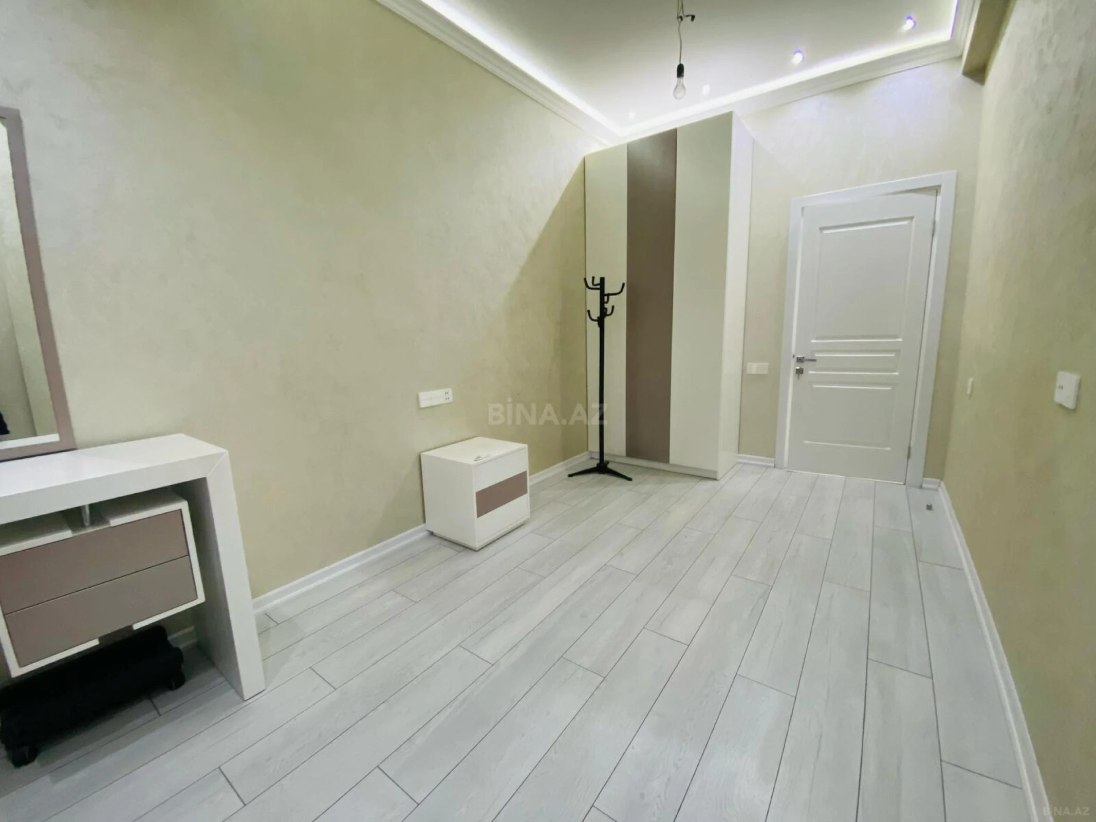 Satılır 3 otaqlı mənzil 130 m²