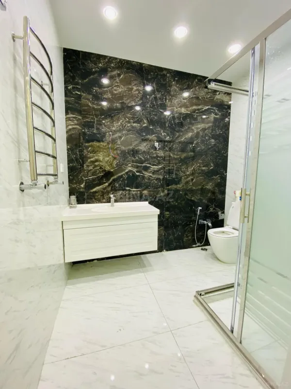 Satılır 3 otaqlı mənzil 130 m²