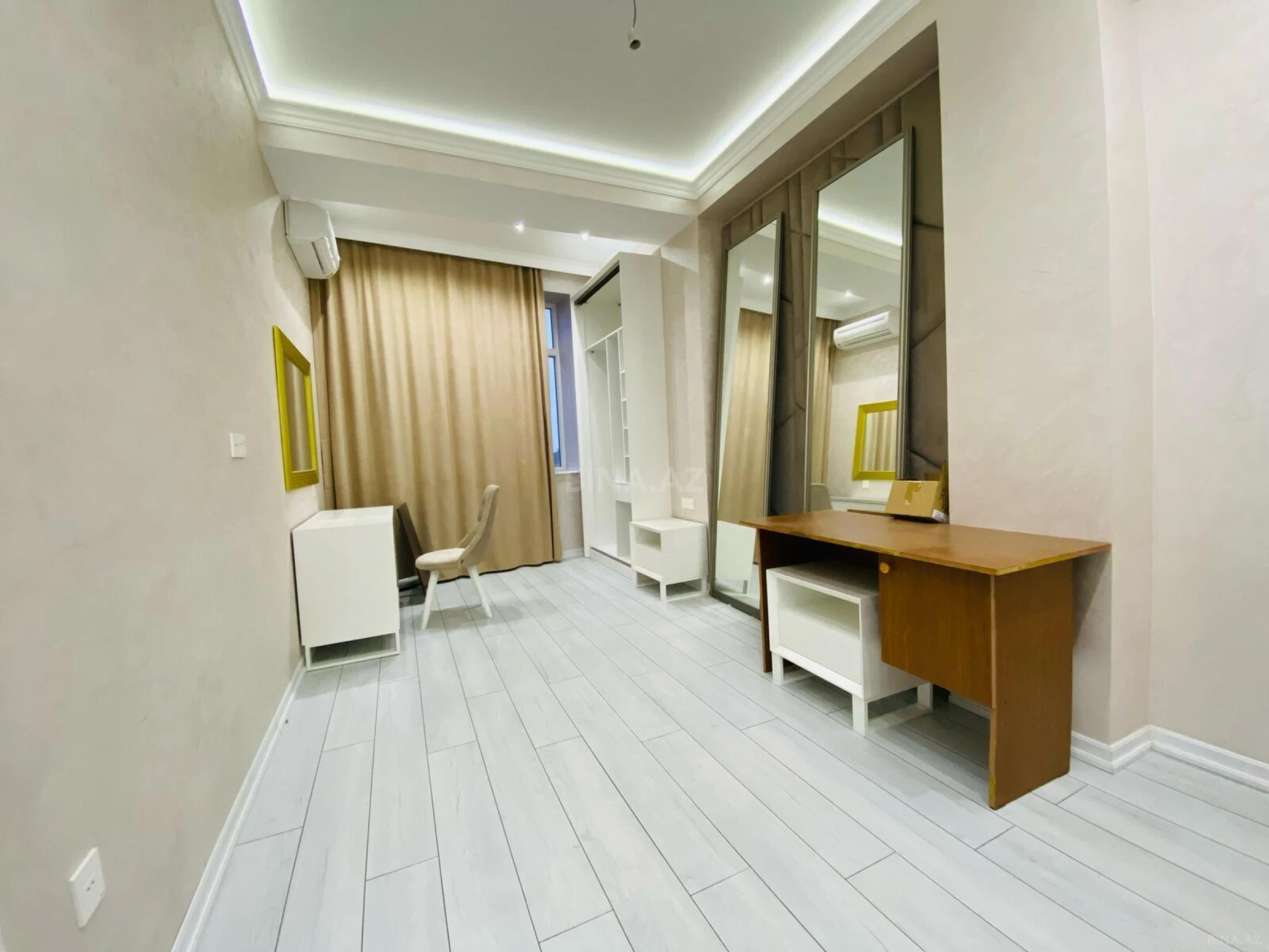 Satılır 3 otaqlı mənzil 130 m²