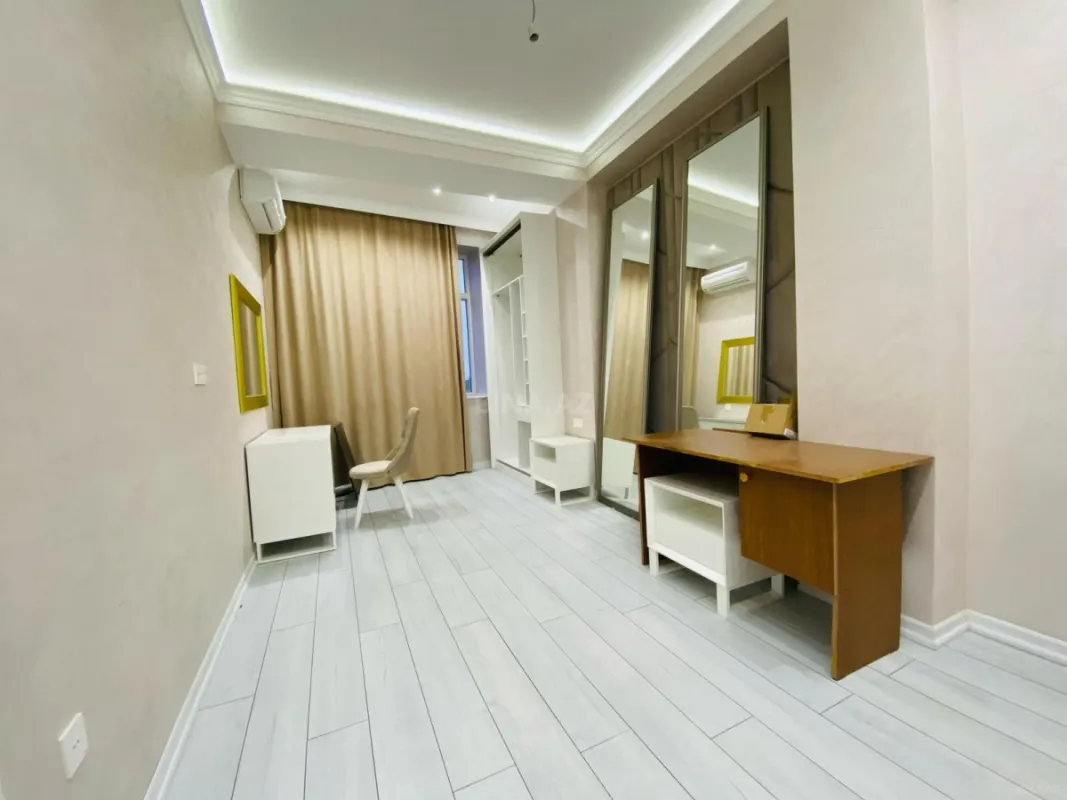 Satılır 3 otaqlı mənzil 130 m²