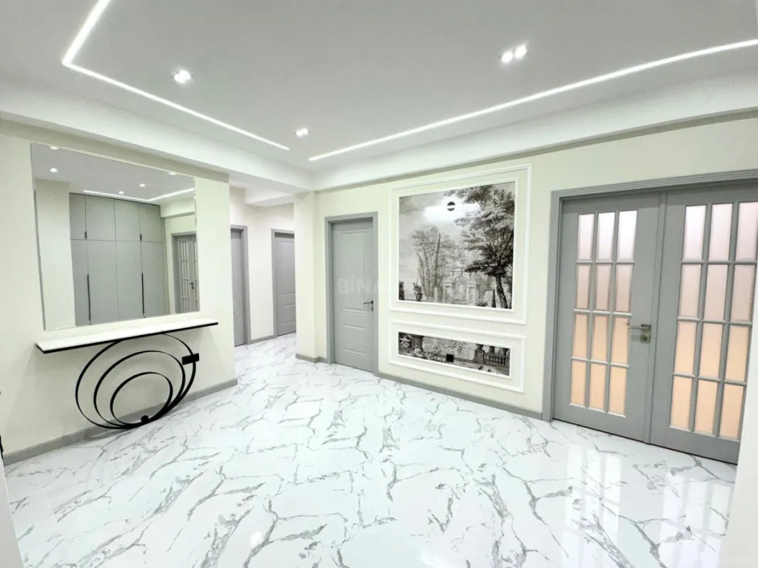 Satılır 4 otaqlı mənzil 193 m²