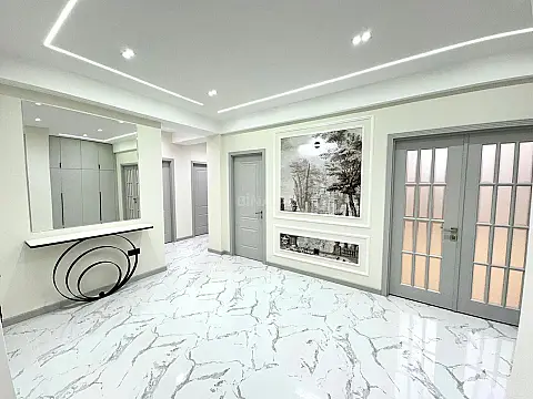 Satılır 4 otaqlı mənzil 193 m²