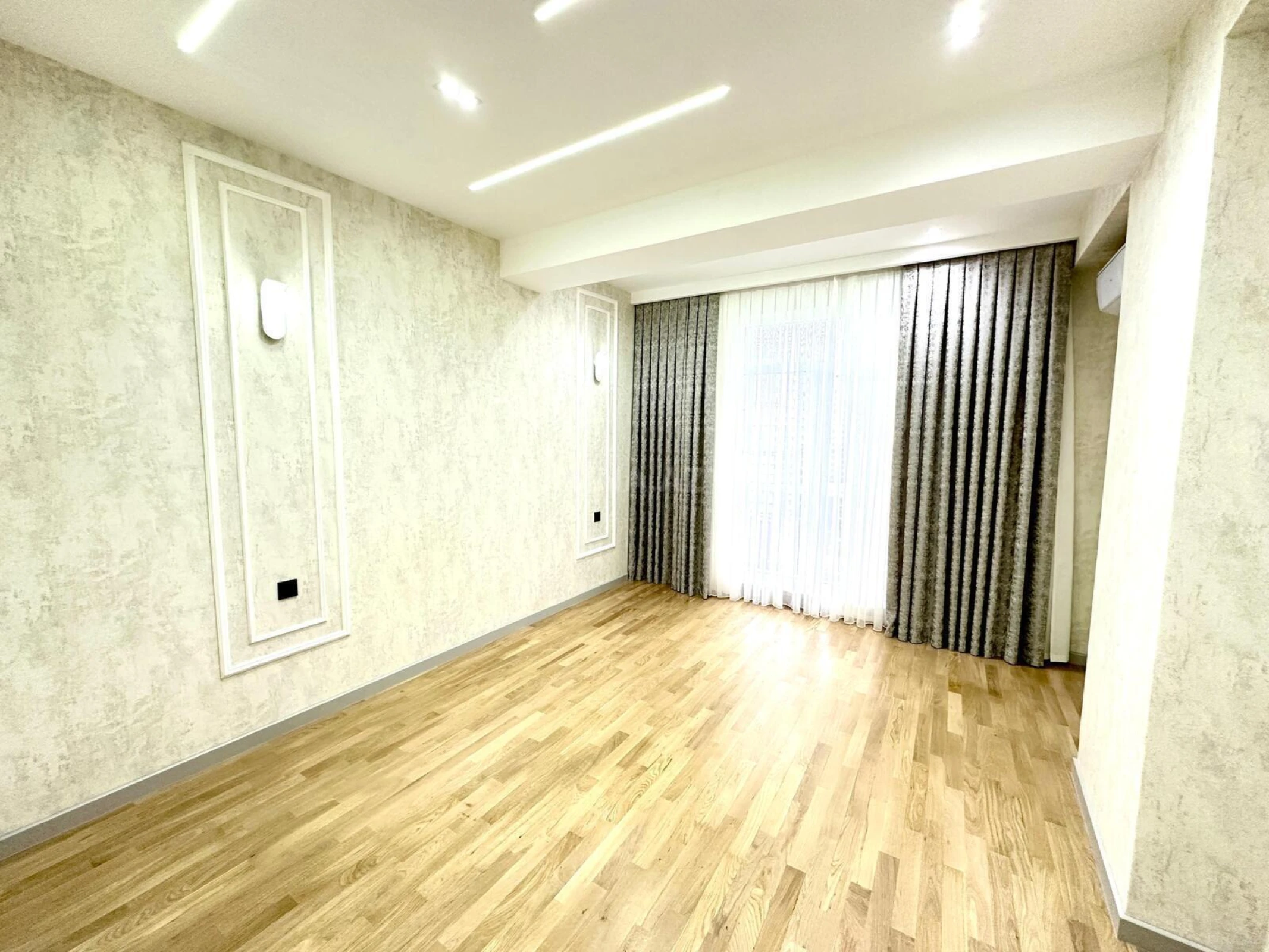 Satılır 4 otaqlı mənzil 193 m²