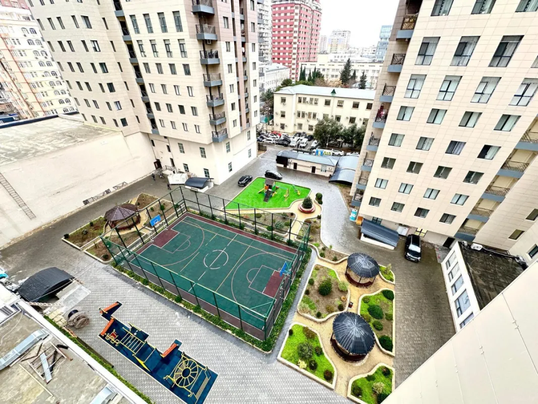 Satılır 4 otaqlı mənzil 193 m²