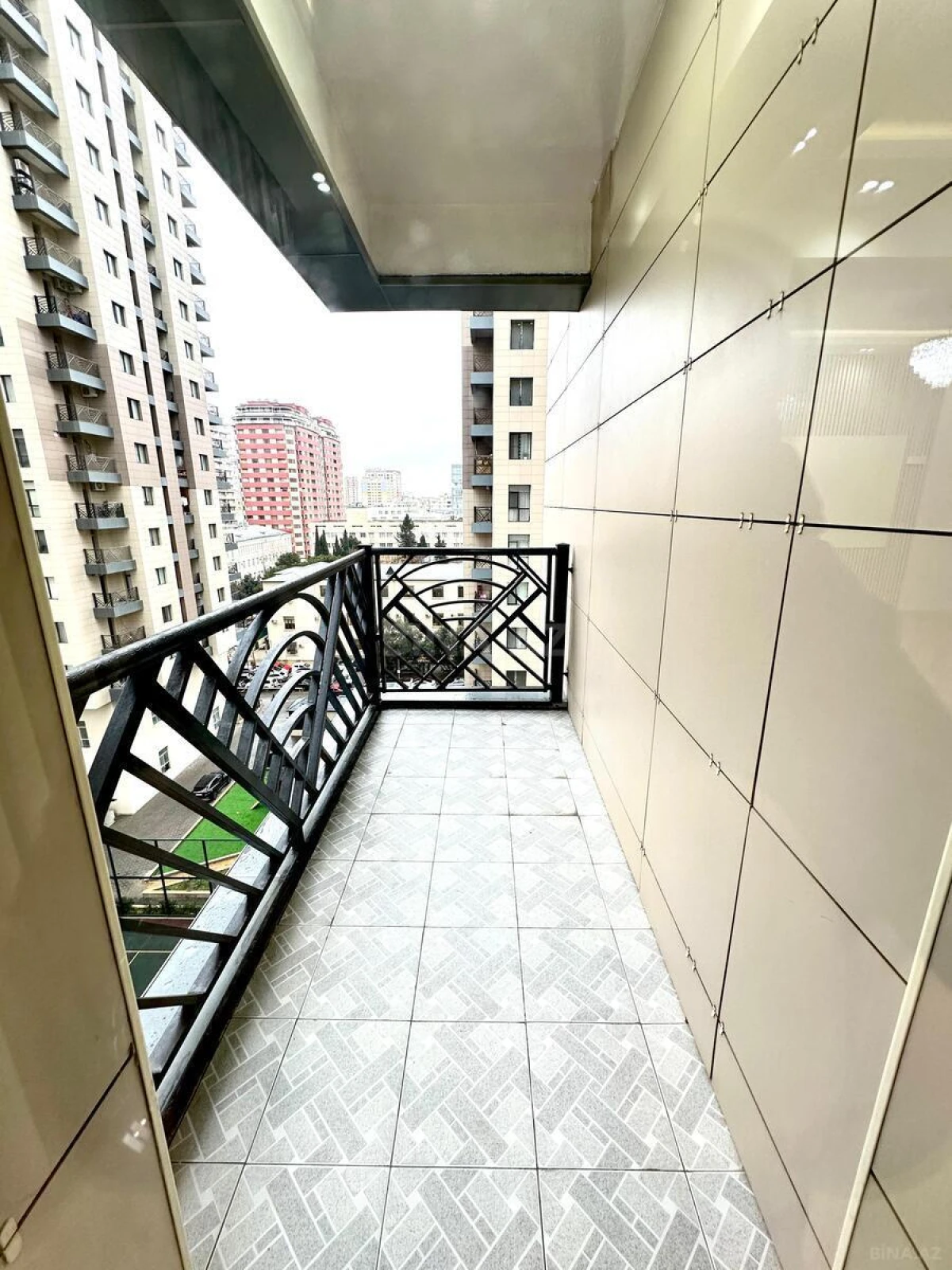 Satılır 4 otaqlı mənzil 193 m²