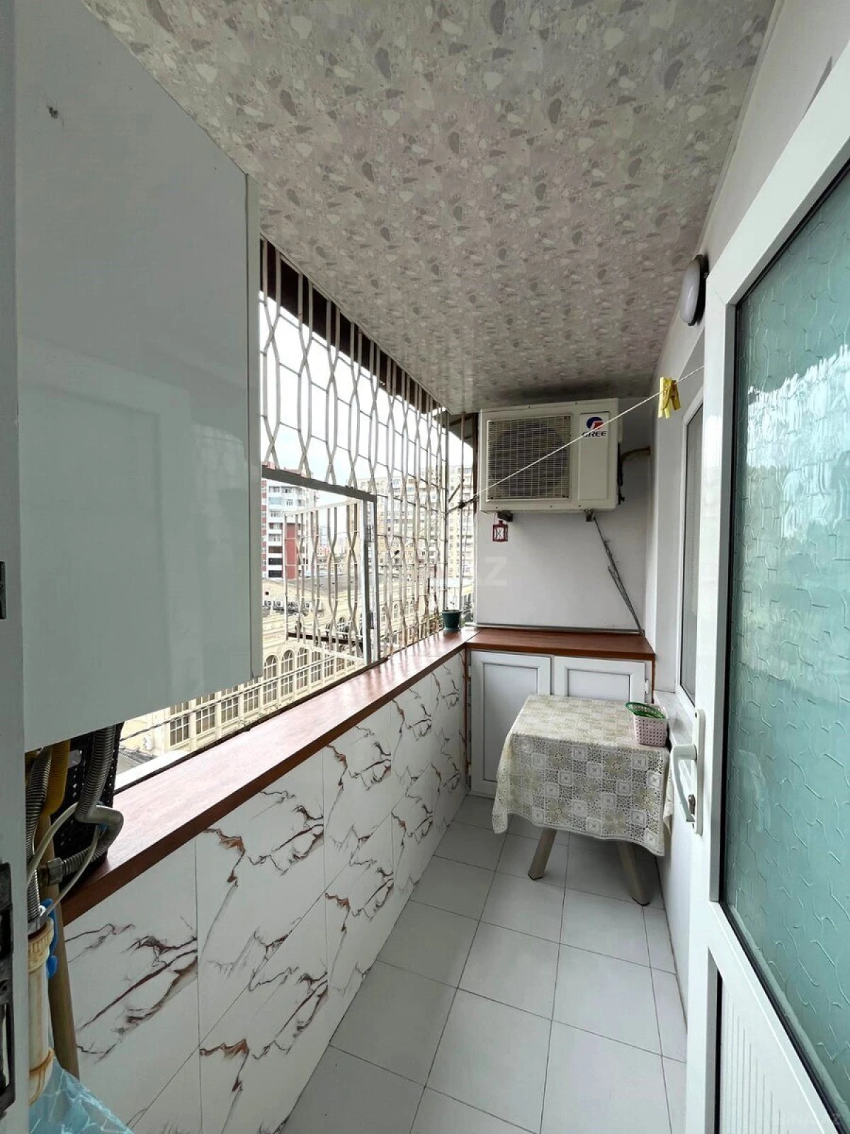 Satılır 2 otaqlı mənzil 72 m²