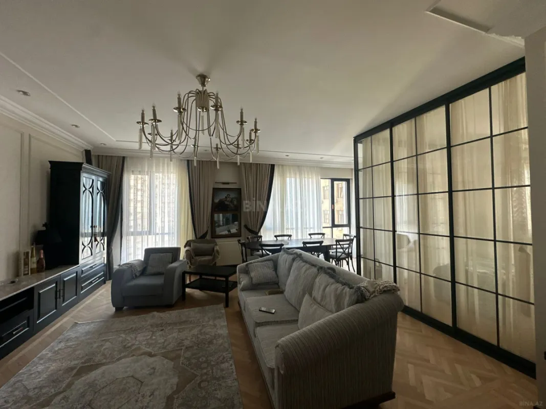 Satılır 4 otaqlı mənzil 235 m²