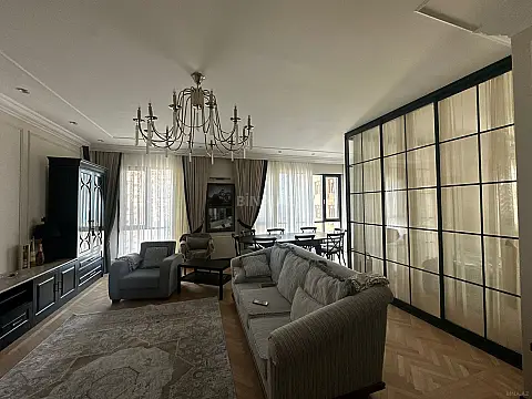 Satılır 4 otaqlı mənzil 235 m²