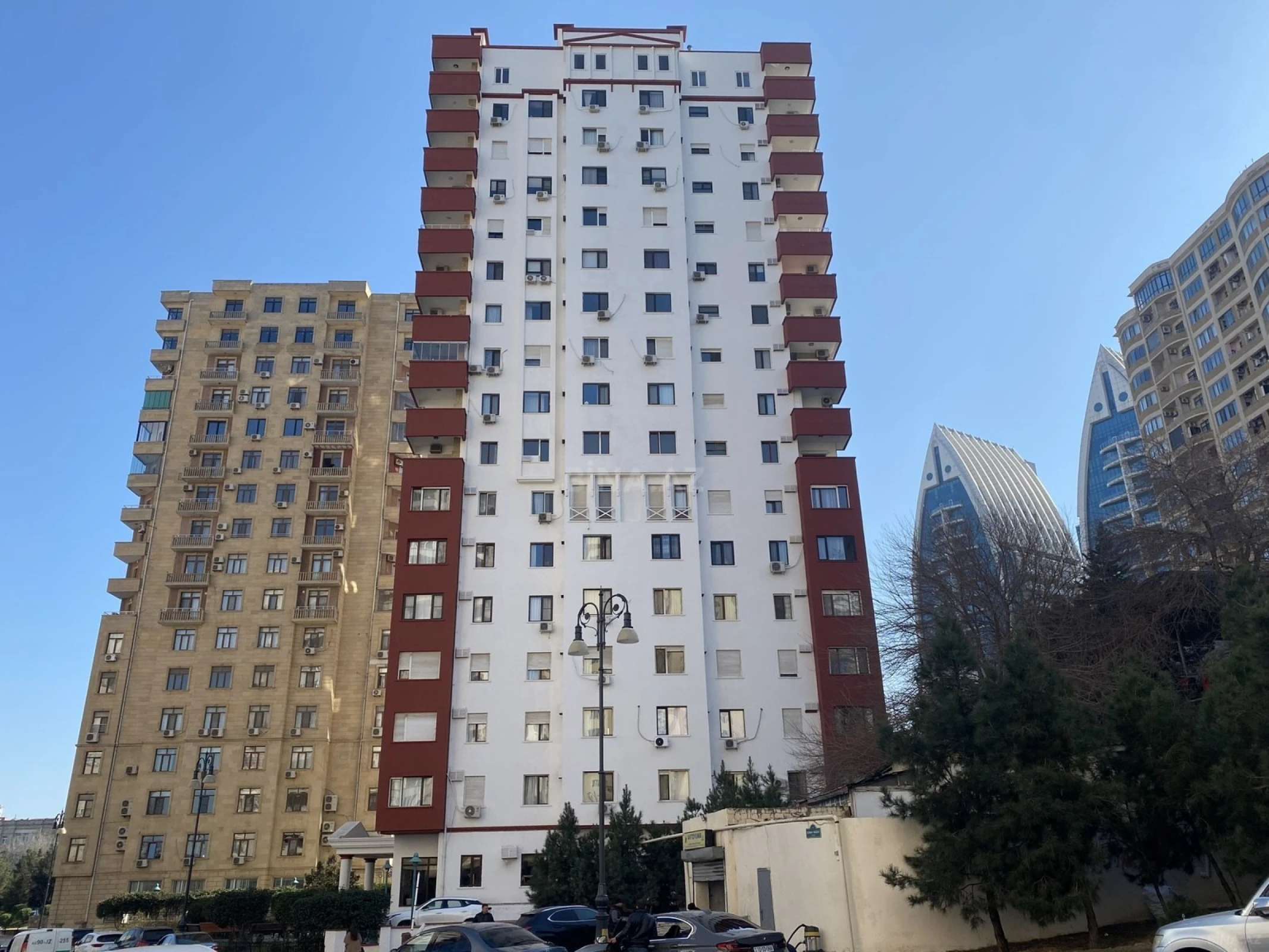 Satılır 4 otaqlı mənzil 235 m²