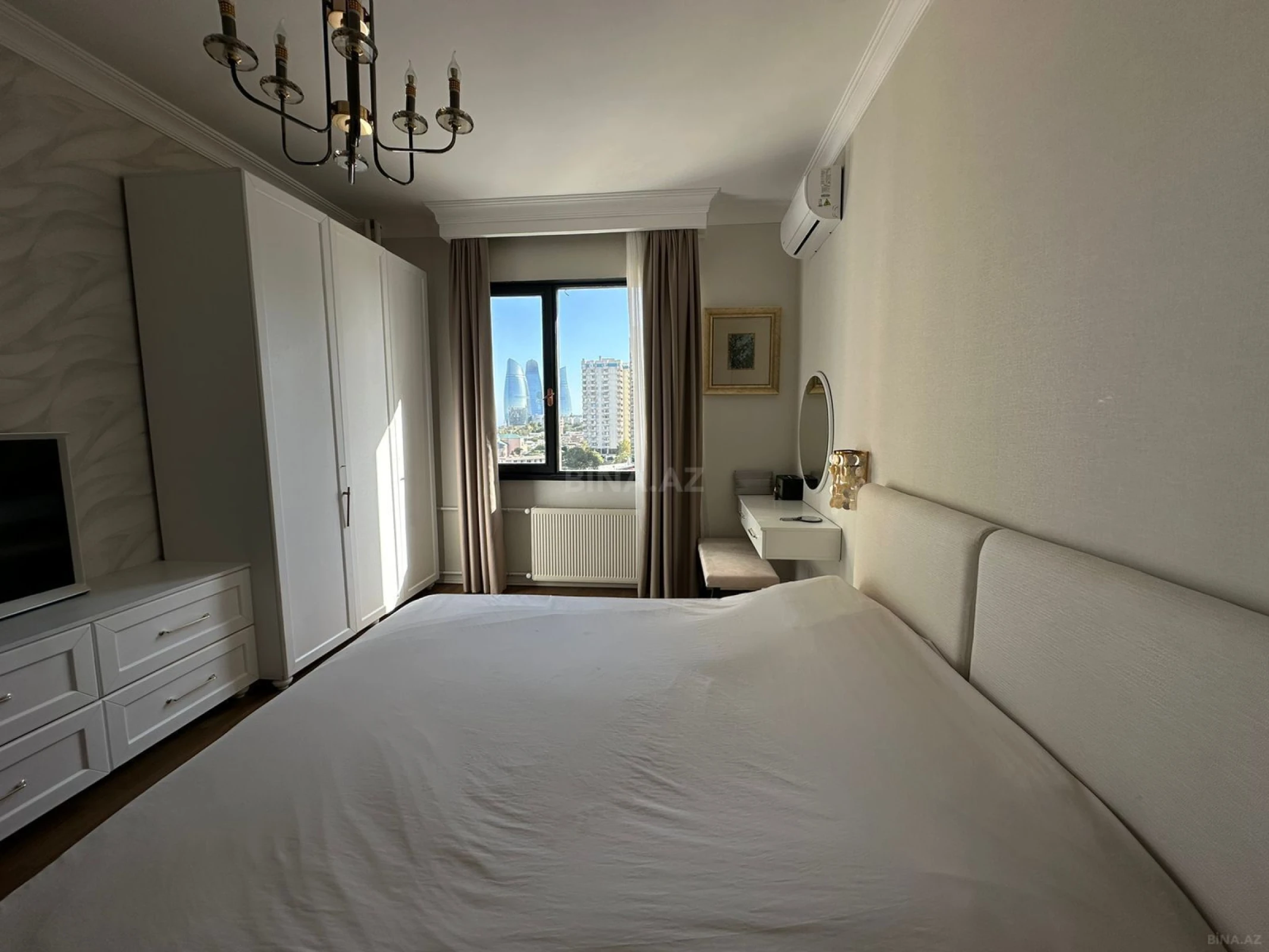 Satılır 4 otaqlı mənzil 235 m²
