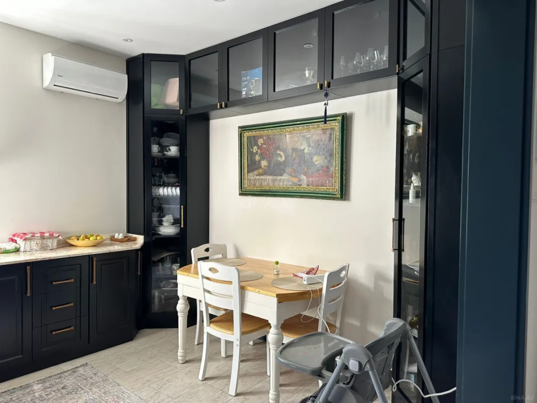 Satılır 4 otaqlı mənzil 235 m²
