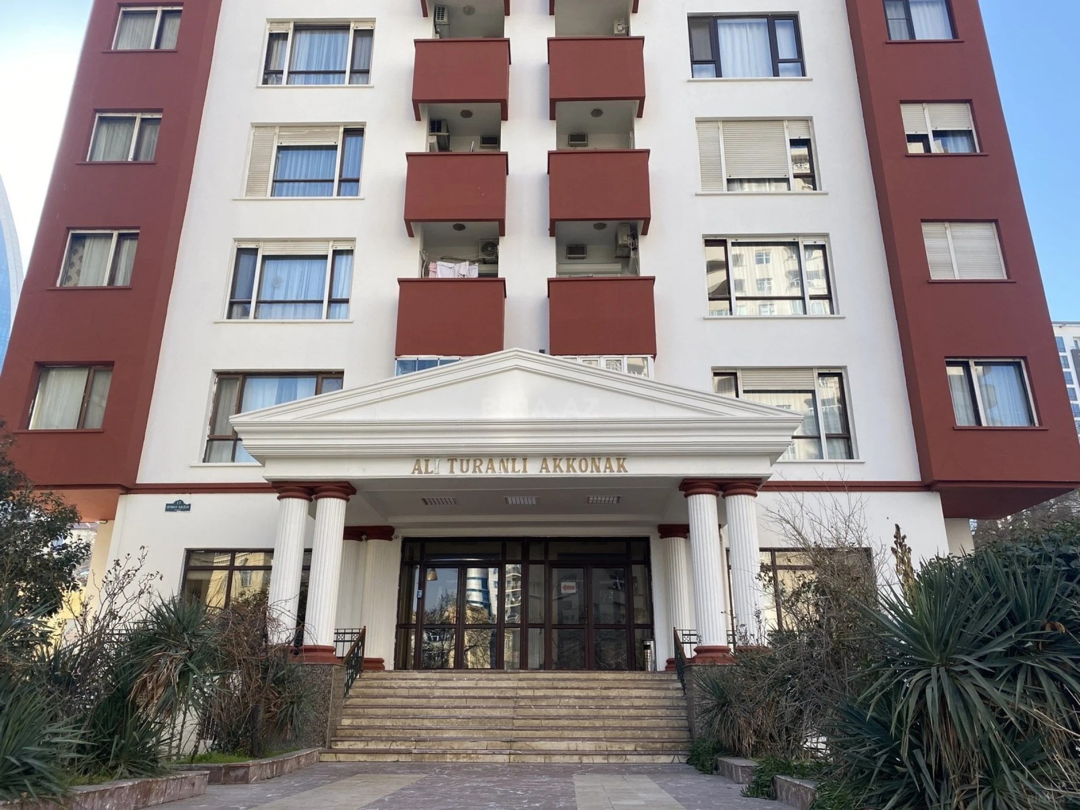 Satılır 4 otaqlı mənzil 235 m²