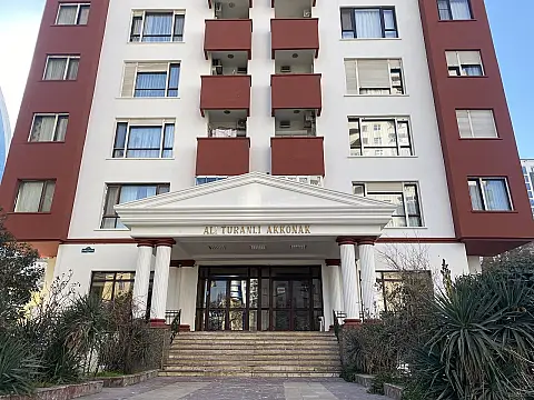 Satılır 4 otaqlı mənzil 235 m²