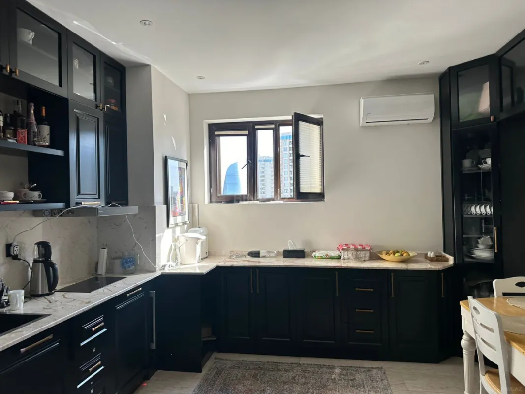 Satılır 4 otaqlı mənzil 235 m²
