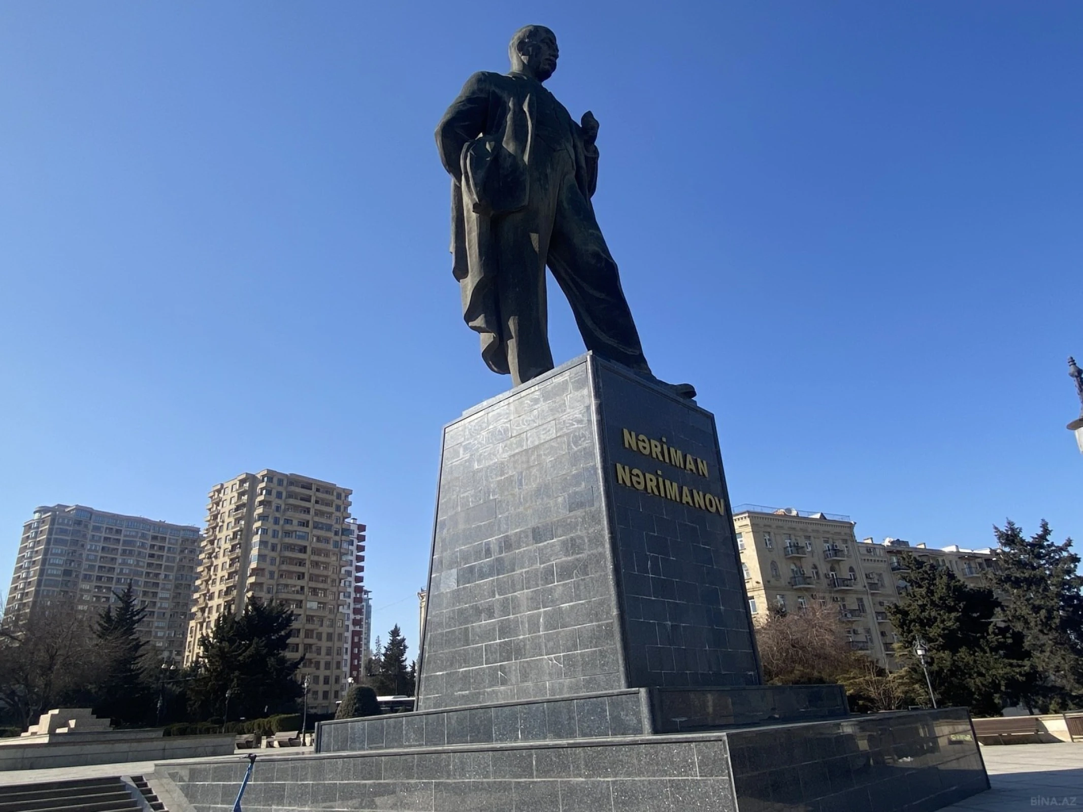 Satılır 4 otaqlı mənzil 235 m²