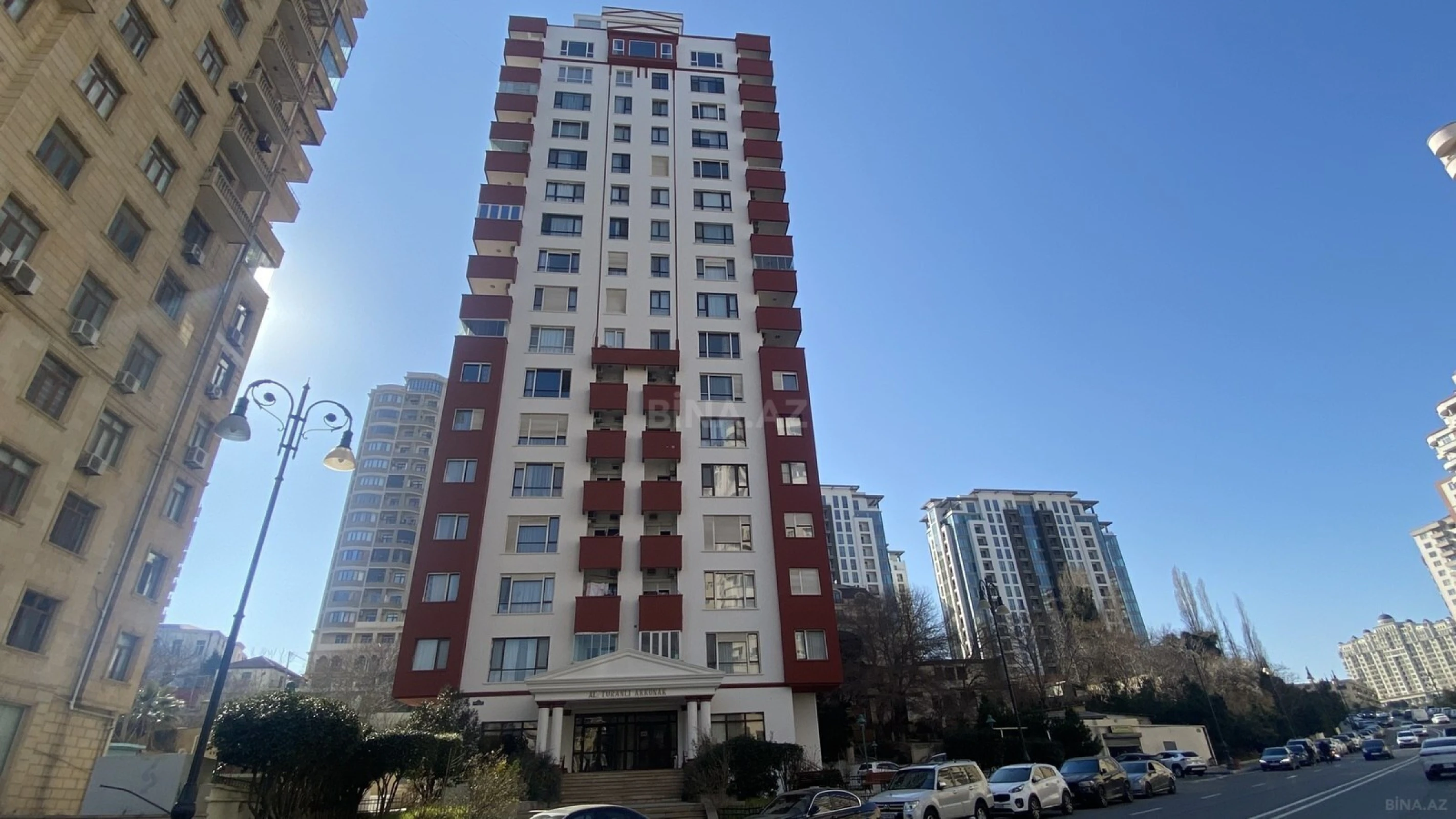 Satılır 4 otaqlı mənzil 235 m²