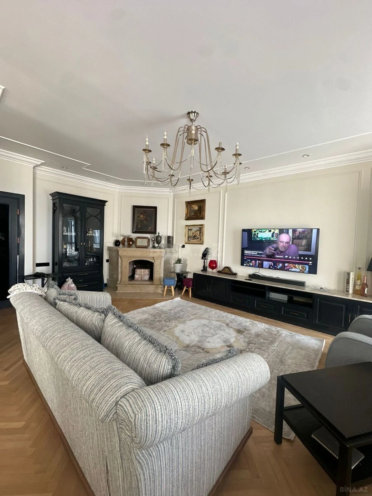 Satılır 4 otaqlı mənzil 235 m²