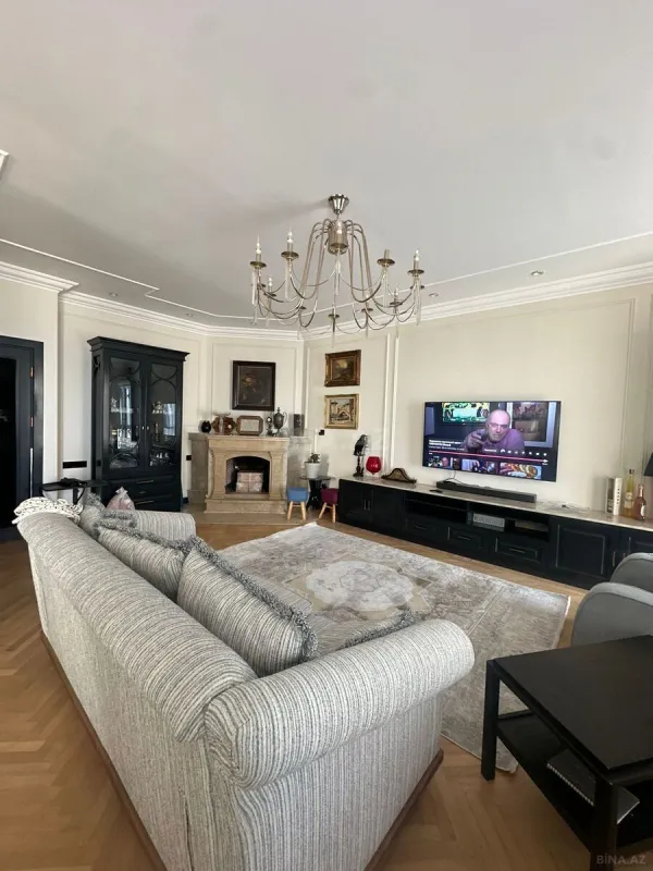Satılır 4 otaqlı mənzil 235 m²