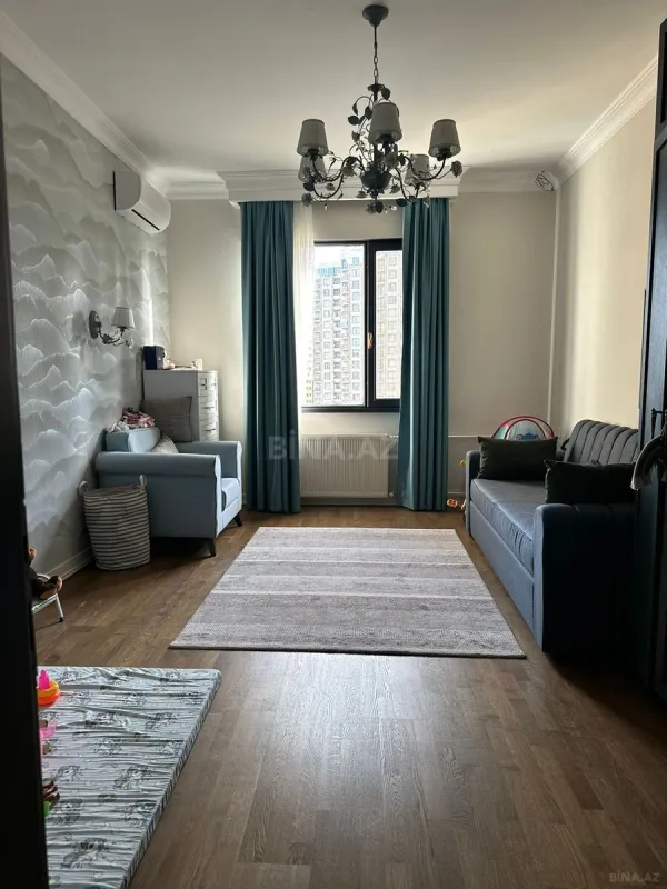 Satılır 4 otaqlı mənzil 235 m²