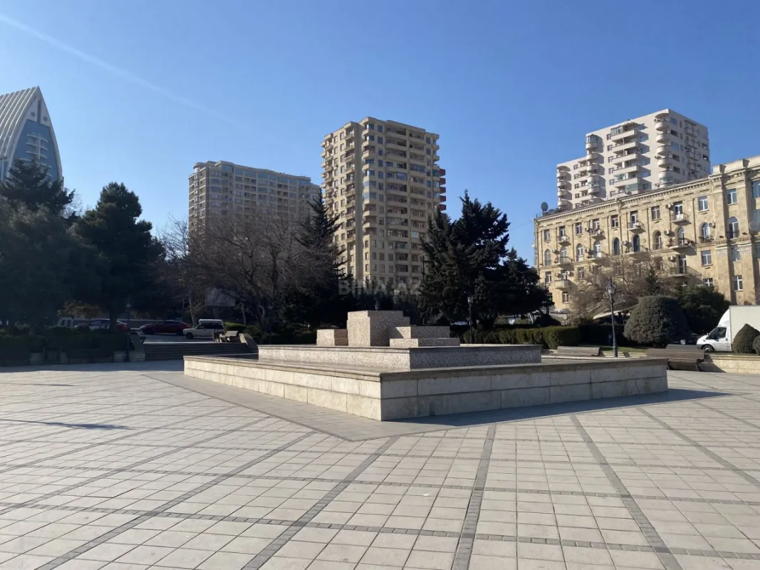 Satılır 4 otaqlı mənzil 235 m²