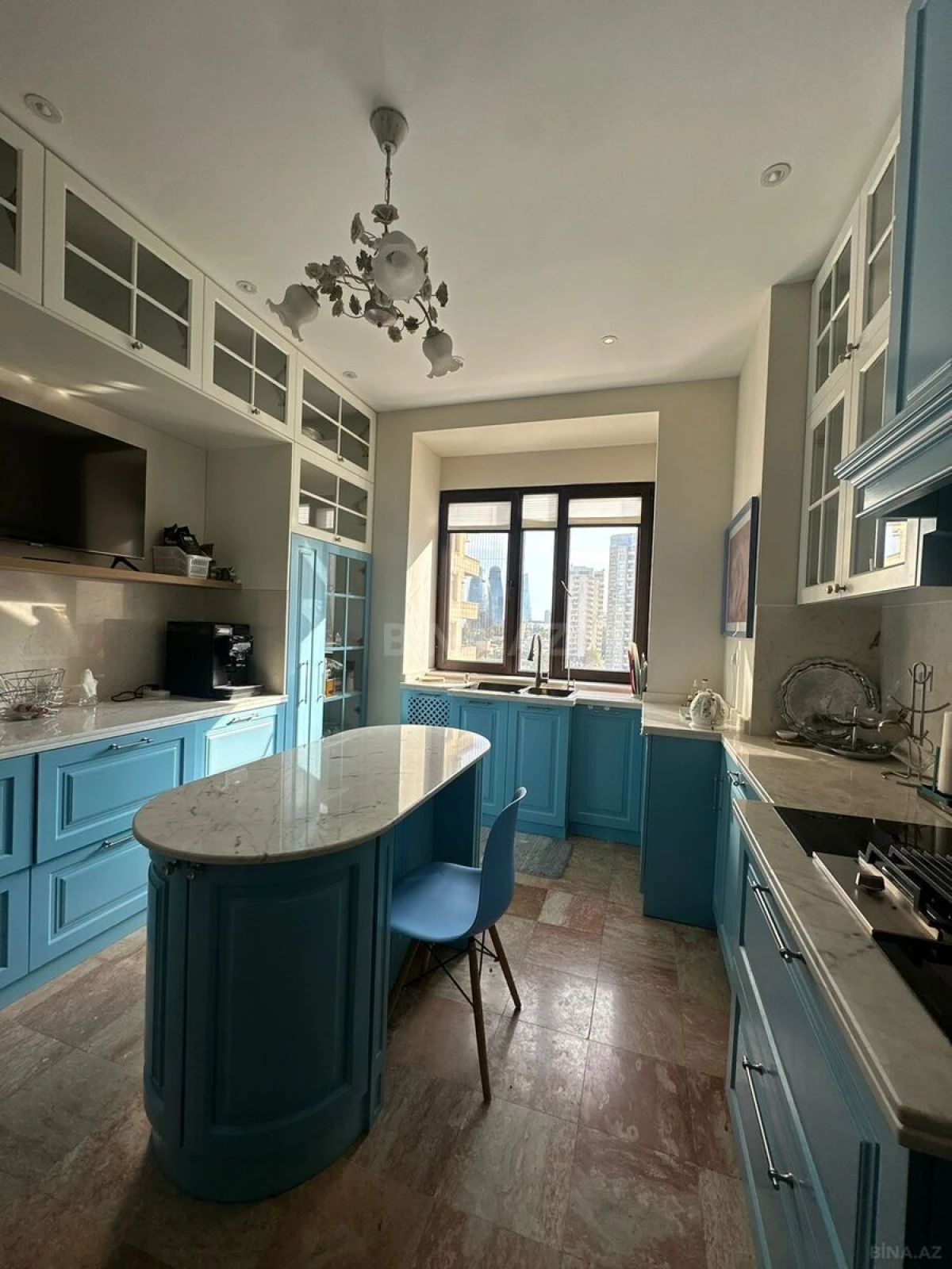 Satılır 4 otaqlı mənzil 235 m²