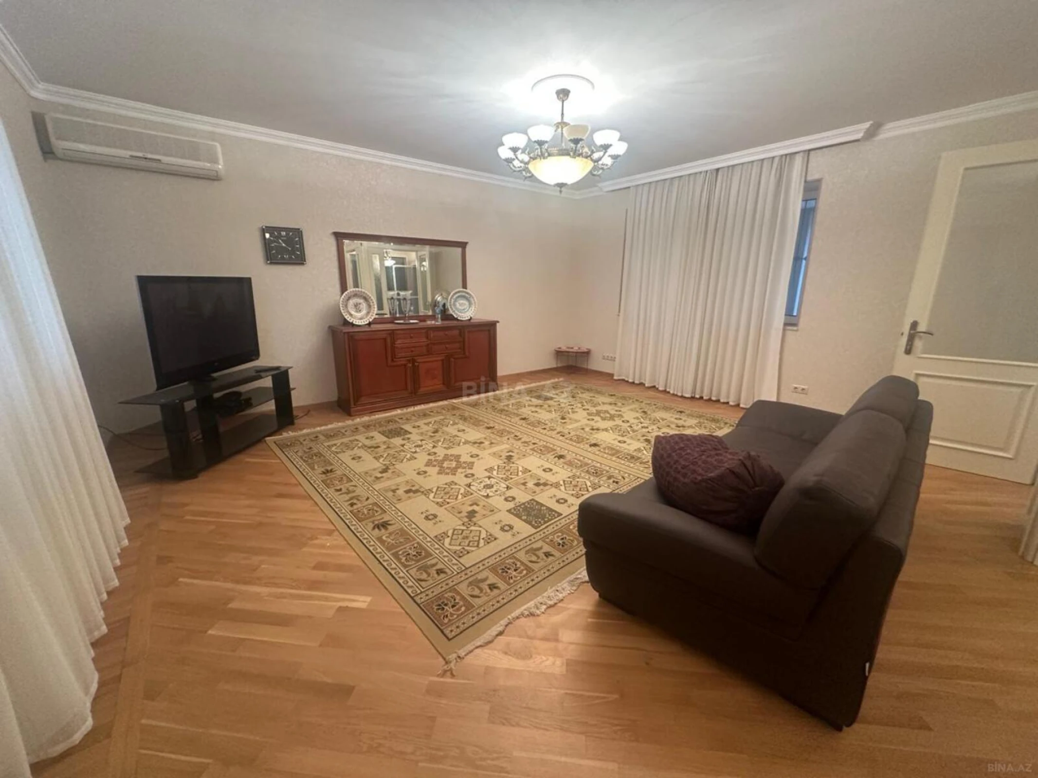 Satılır 10 otaqlı həyət evi 600 m²