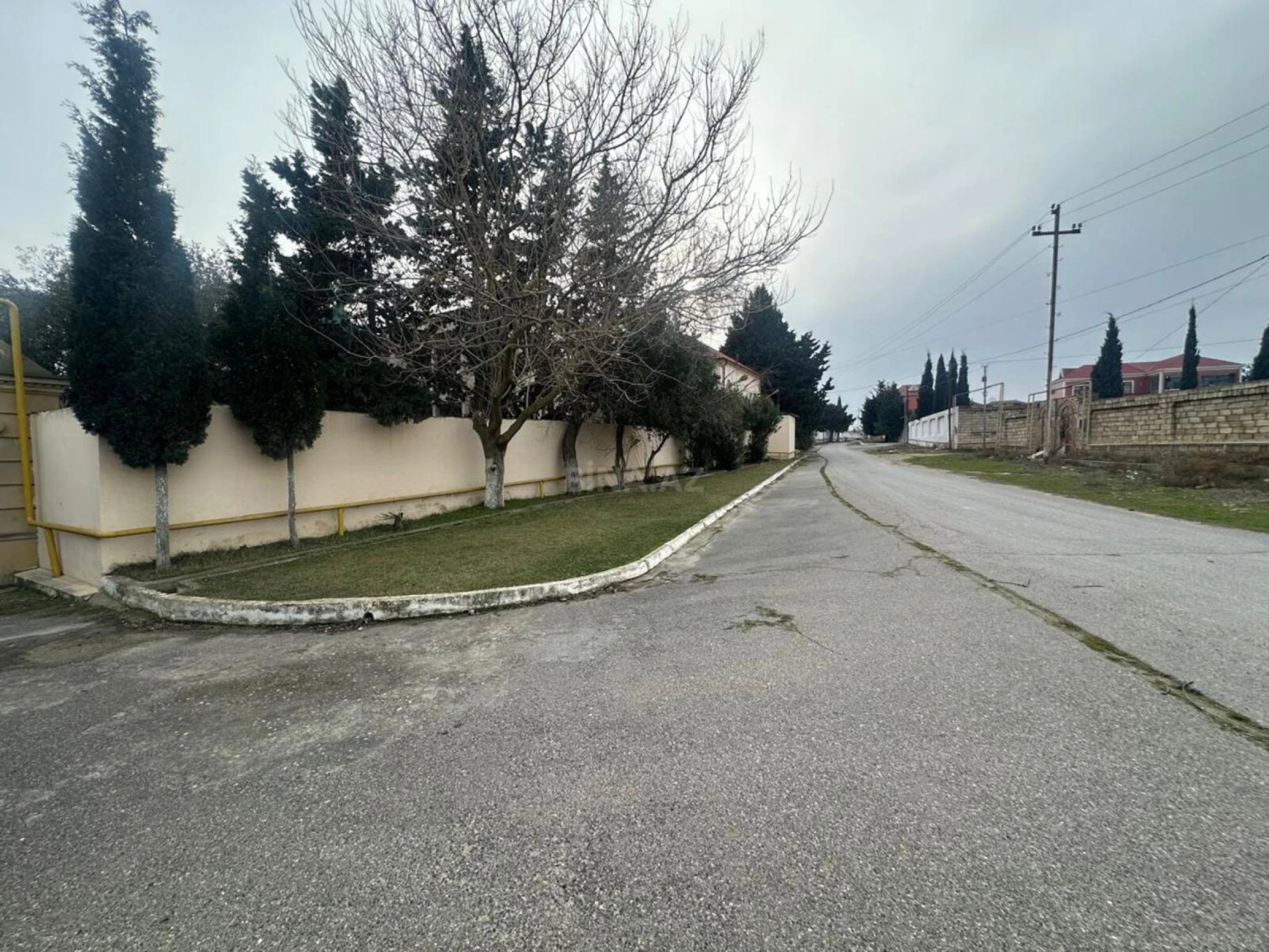 Satılır 10 otaqlı həyət evi 600 m²