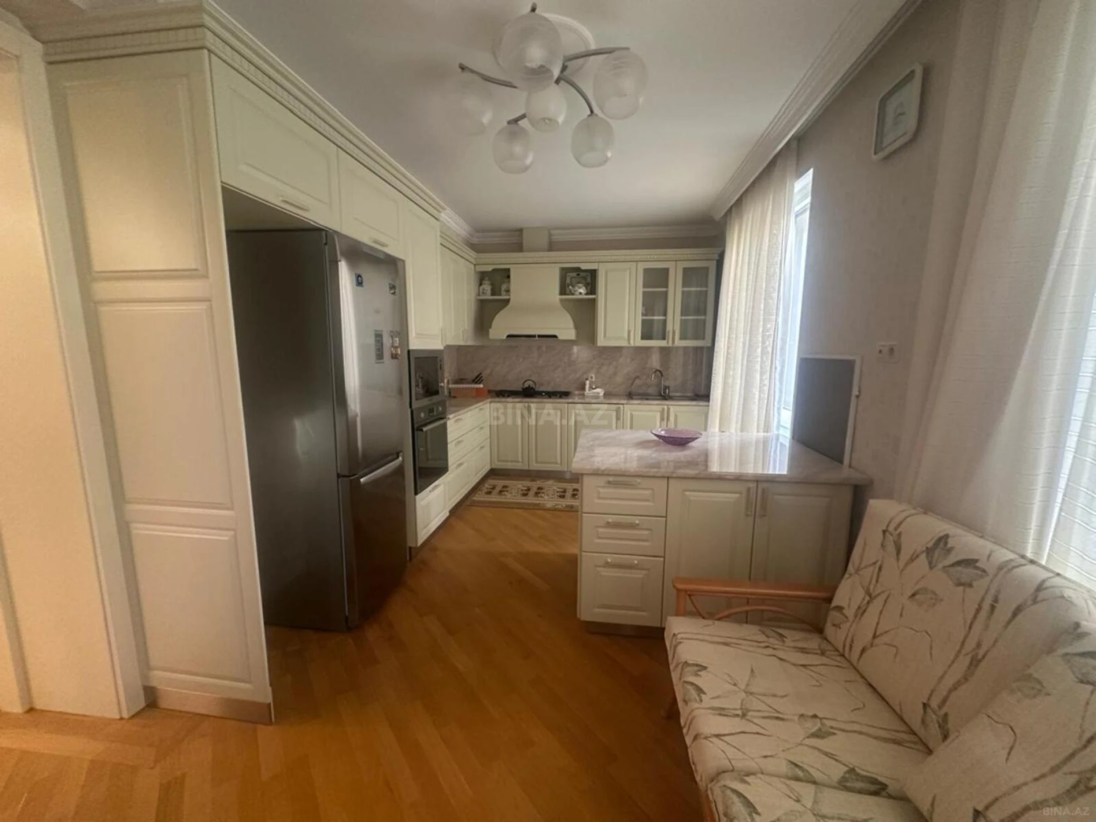 Satılır 10 otaqlı həyət evi 600 m²