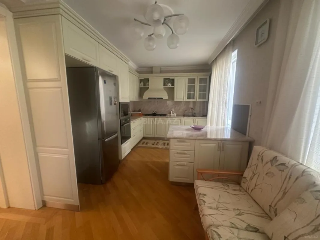 Satılır 10 otaqlı həyət evi 600 m²