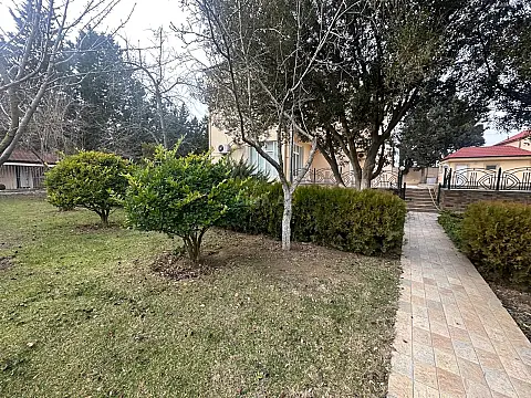Satılır 10 otaqlı həyət evi 600 m²