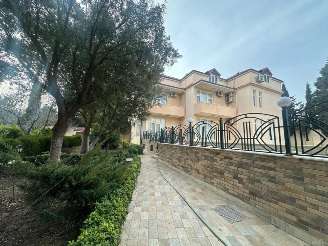 Satılır 10 otaqlı həyət evi 600 m²