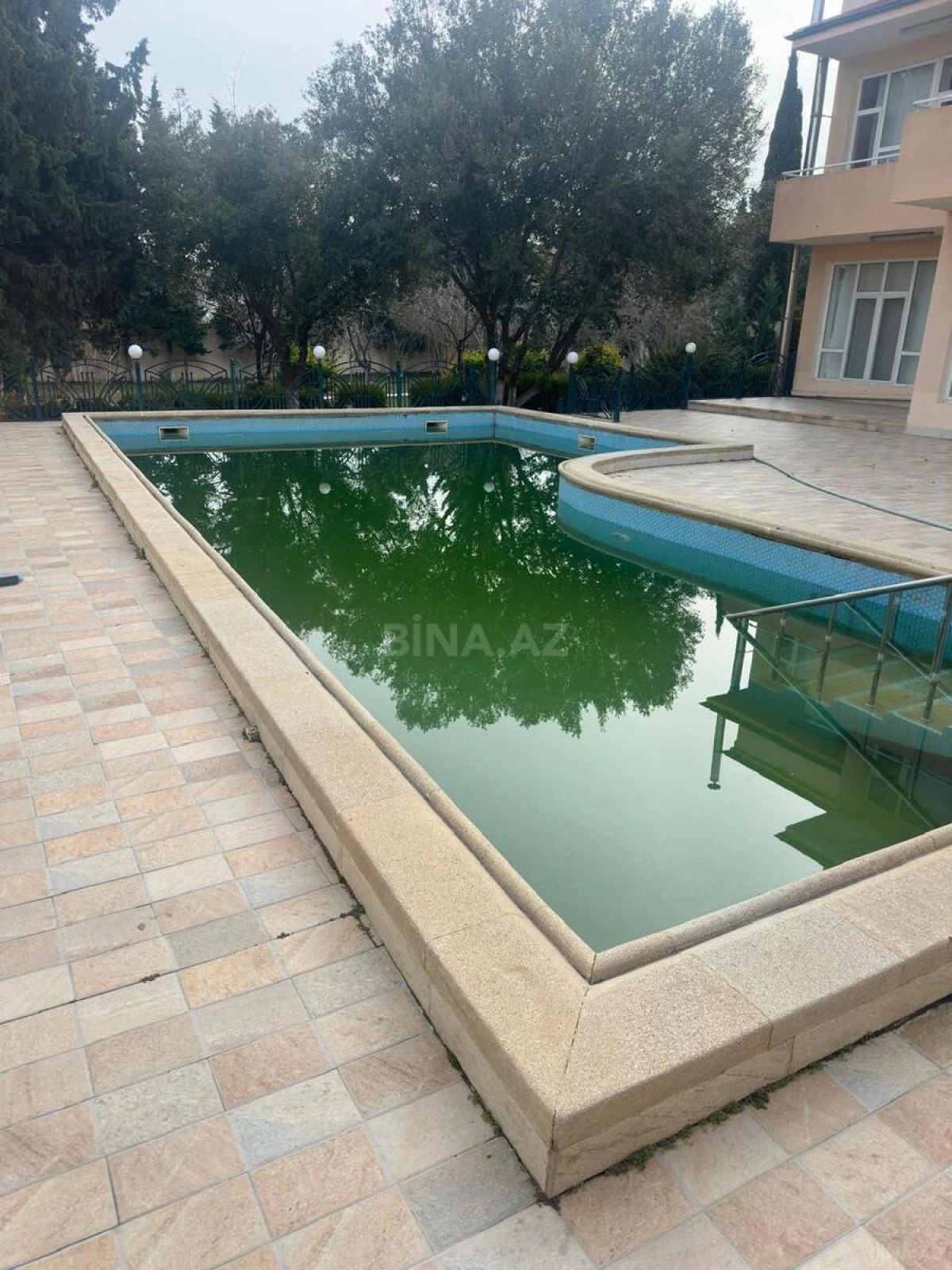 Satılır 10 otaqlı həyət evi 600 m²