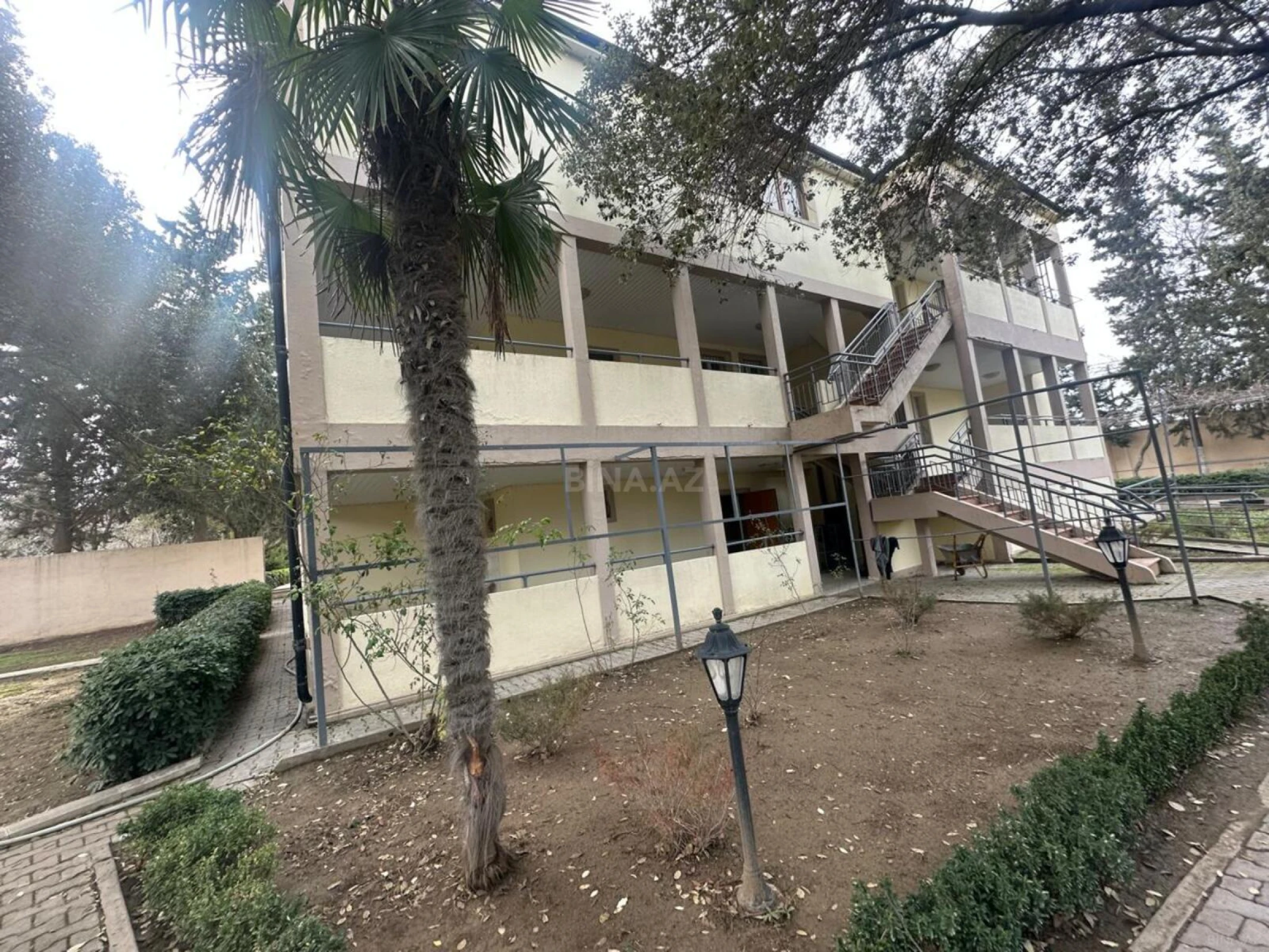 Satılır 10 otaqlı həyət evi 600 m²