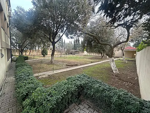 Satılır 10 otaqlı həyət evi 600 m²