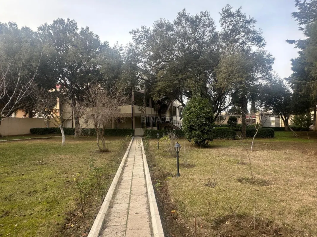 Satılır 10 otaqlı həyət evi 600 m²