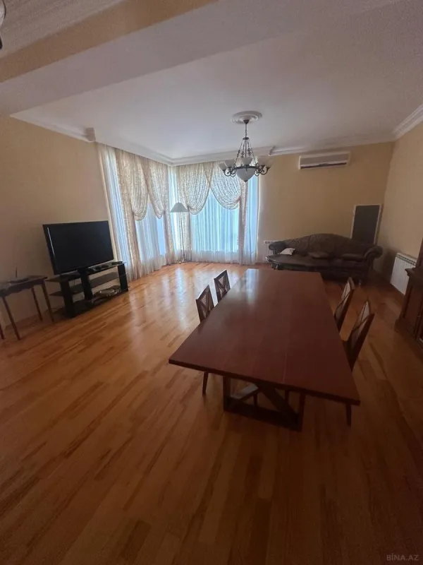Satılır 10 otaqlı həyət evi 600 m²