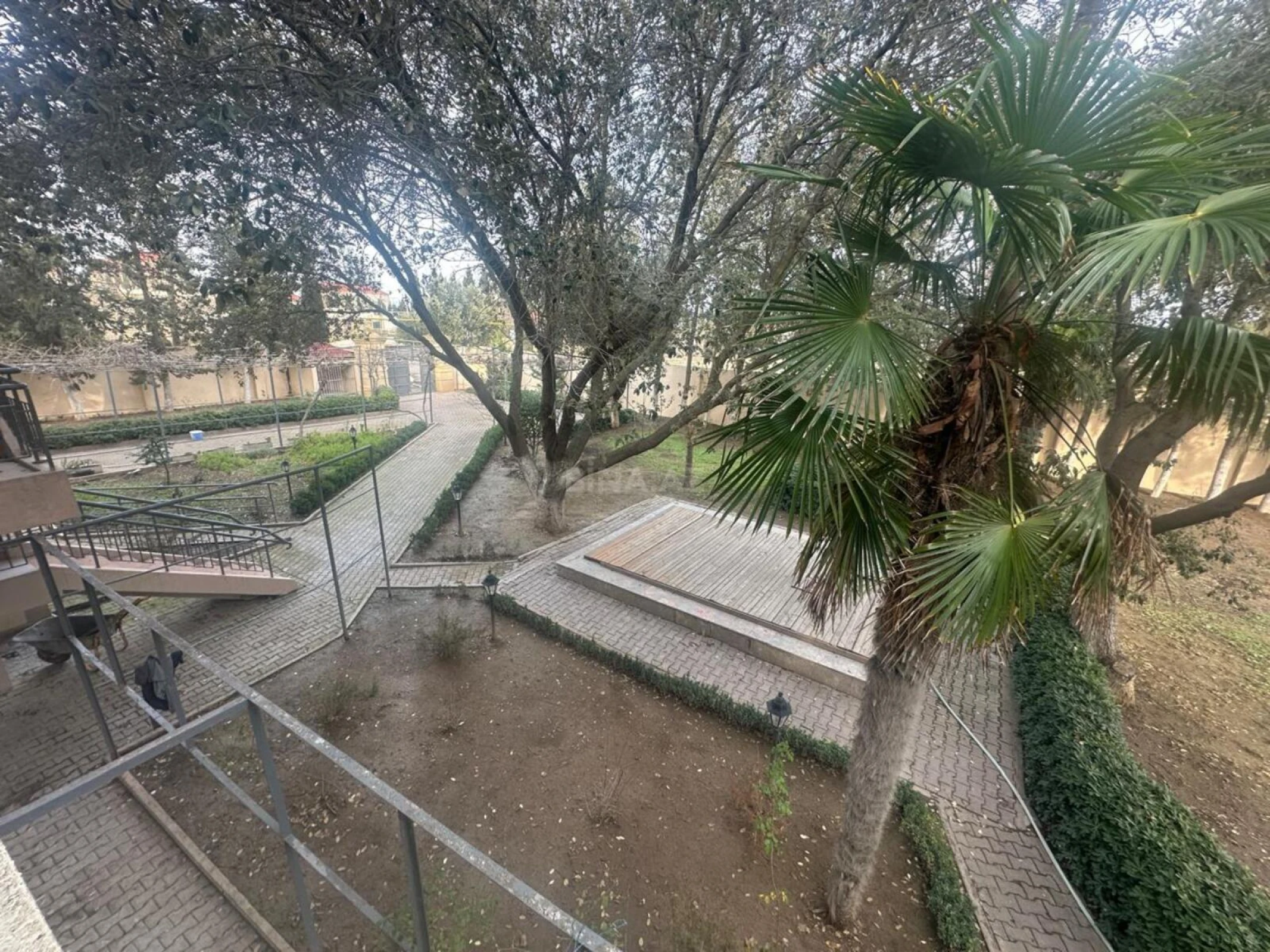 Satılır 10 otaqlı həyət evi 600 m²