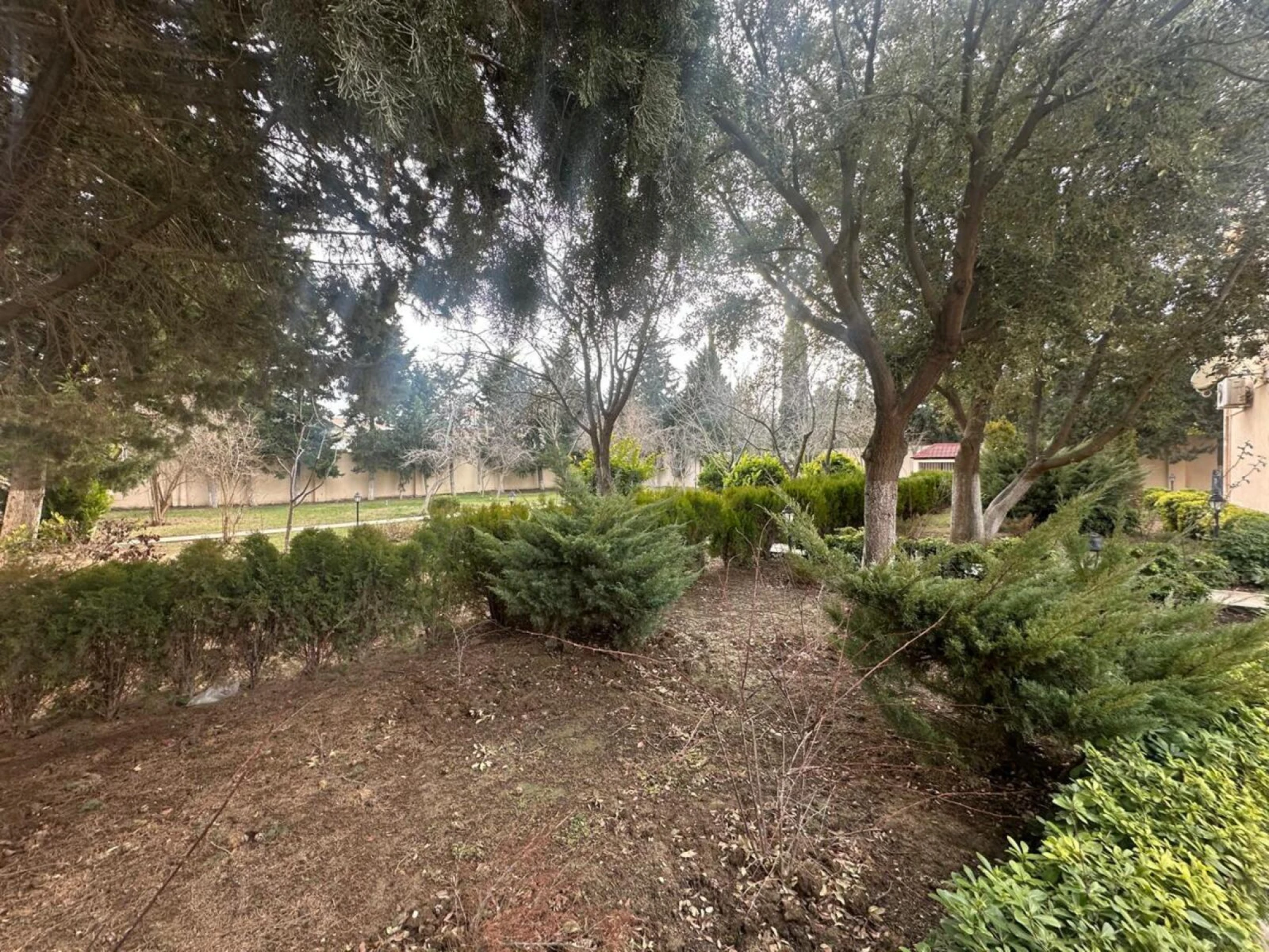 Satılır 10 otaqlı həyət evi 600 m²