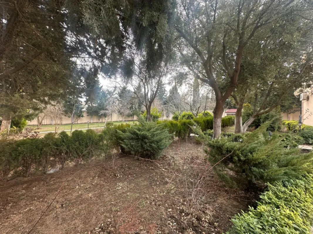 Satılır 10 otaqlı həyət evi 600 m²