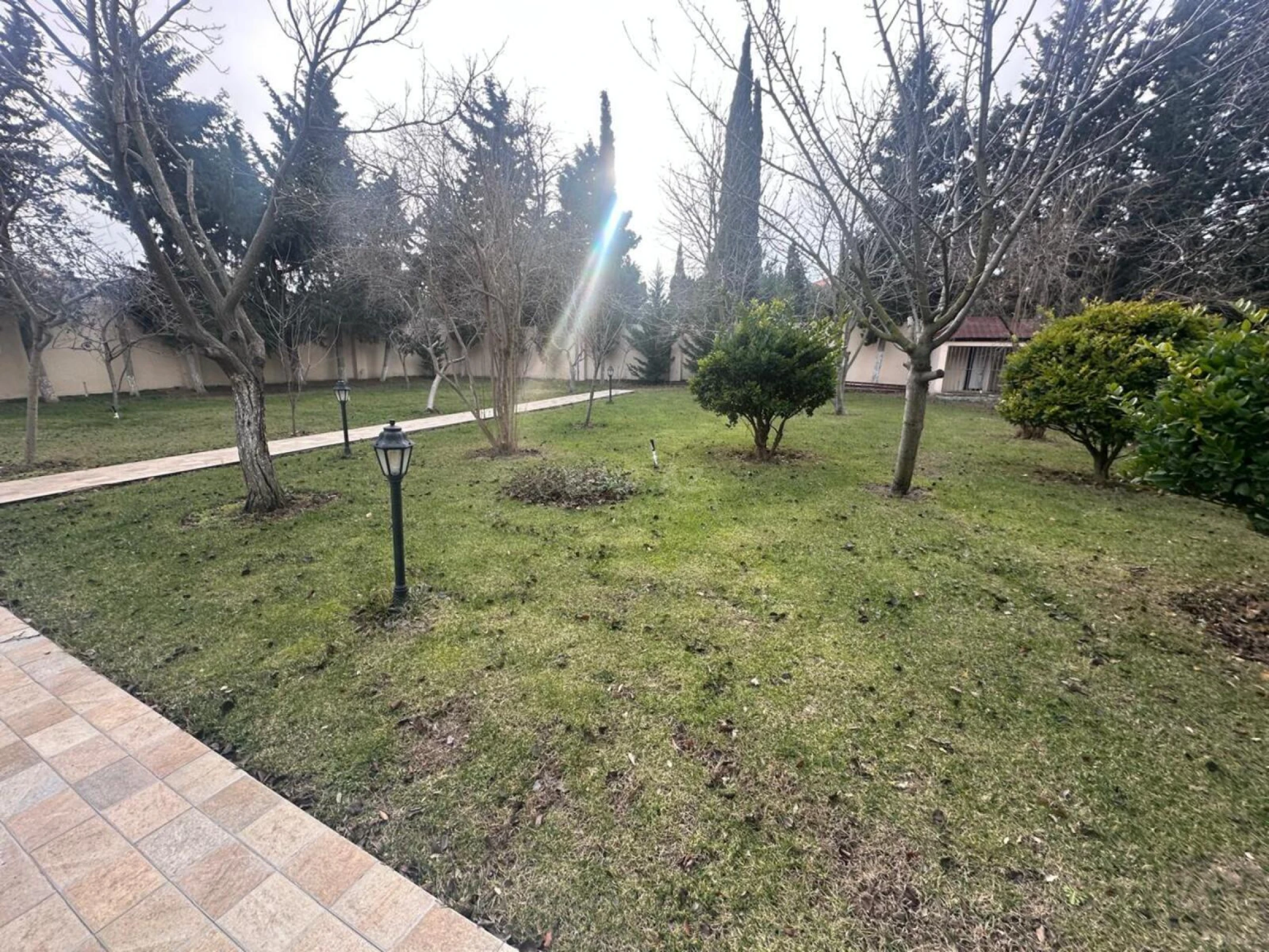 Satılır 10 otaqlı həyət evi 600 m²