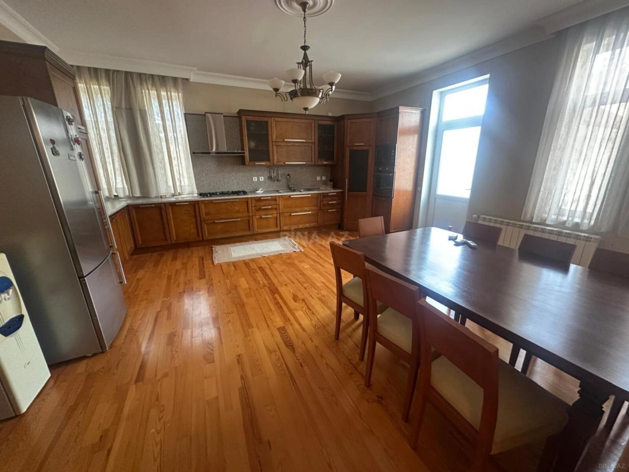 Satılır 10 otaqlı həyət evi 600 m²
