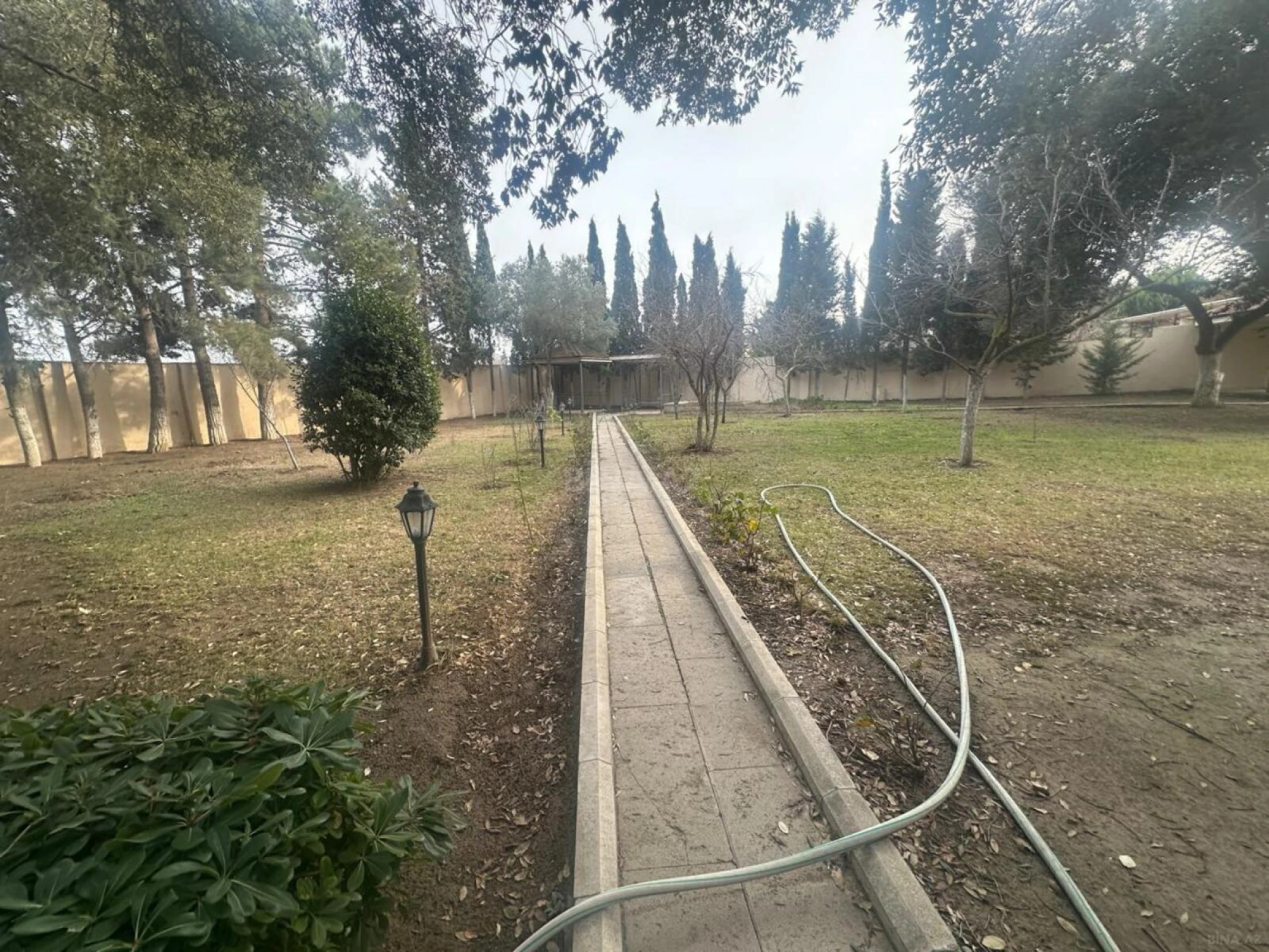 Satılır 10 otaqlı həyət evi 600 m²