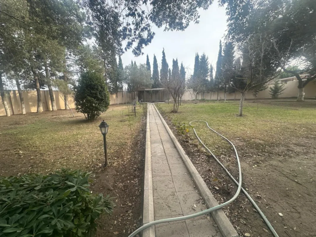 Satılır 10 otaqlı həyət evi 600 m²
