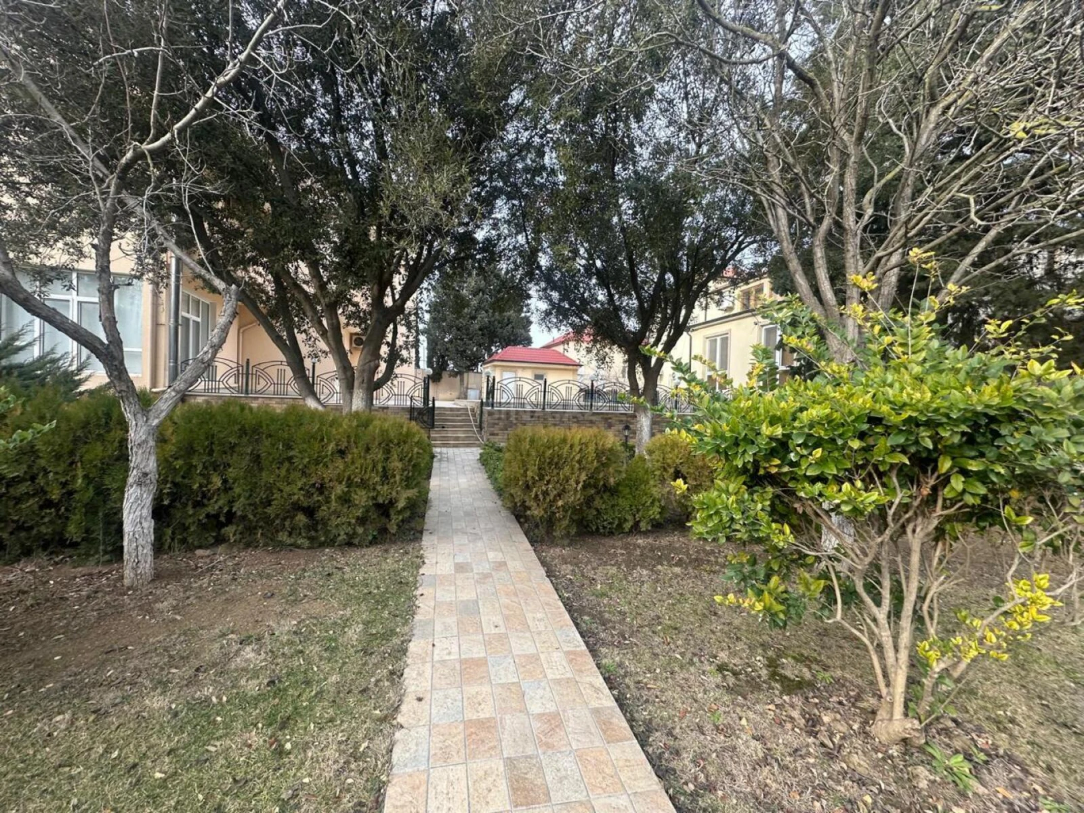 Satılır 10 otaqlı həyət evi 600 m²