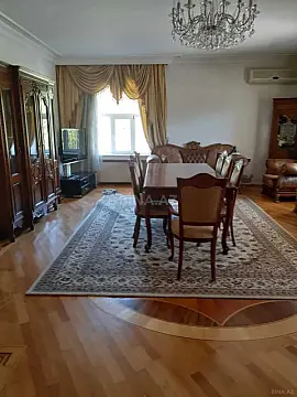 Satılır 10 otaqlı həyət evi 400 m²