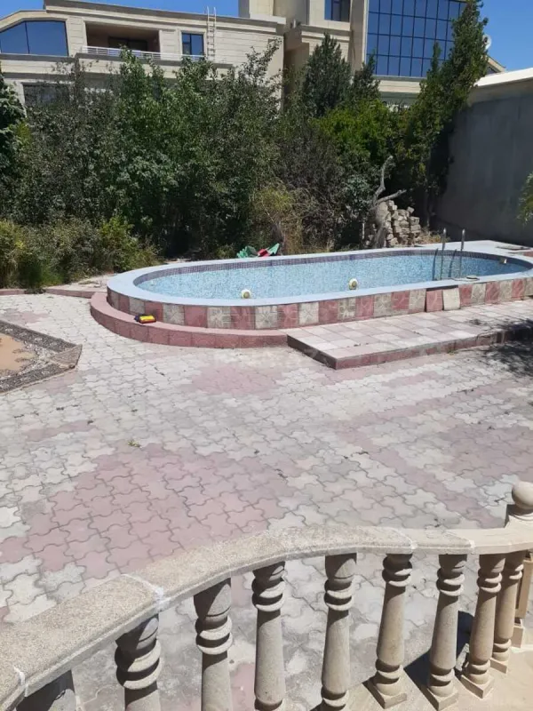 Satılır 10 otaqlı həyət evi 400 m²