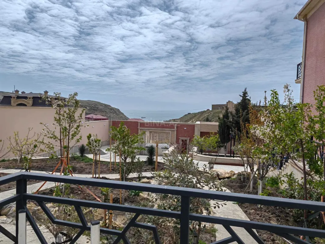 Satılır 6 otaqlı həyət evi 600 m²